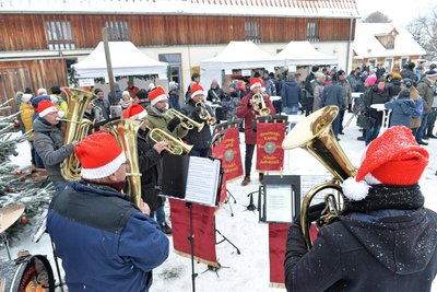 Die Musiker der Feuerwehrkapelle Niederbobritzsch umrahmten den Weihnachtsmarkt auf dem Dreiseithof mit weihnachtlichen Weisen.