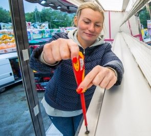 Samanta Walz mit ihrer Losbude zählt zu den Schaustellern. 