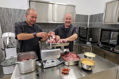 Kai (links) und Thomas Hamm sind schon mitten in den Vorbereitungen. Am Samstag wird ihr Hotdogsachse auf der Weinkellerstraße eröffnet. Die Würstchen stellen sie selbst her.