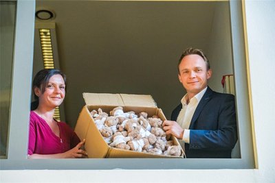 Kitaleiterin Heidi Kosmalla und Bürgermeister Stephan Weinrich mit einer Ladung Teddybären. 400 hatte der Ortschef nachgeordert.