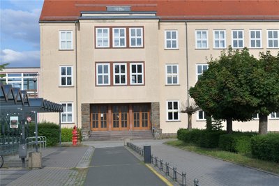 Das Berufsschulzentrum „Julius Weisbach“ am Schachtweg in Freiberg bildet seit 2023 auch Produktionstechnologen aus. Die Lehrzeit beträgt drei Jahre.