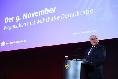Bundespräsident Frank-Walter Steinmeier hält am Jahrestag des Mauerfalls 1989, des antijüdischen Pogroms der Nazis 1938 und der Ausrufung der Republik nach dem Ersten Weltkrieg 1918 eine Rede über aktuelle Gefahren für die Demokratie.