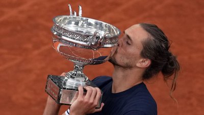 Zverev gibt der Trophäe einen Kuss. 