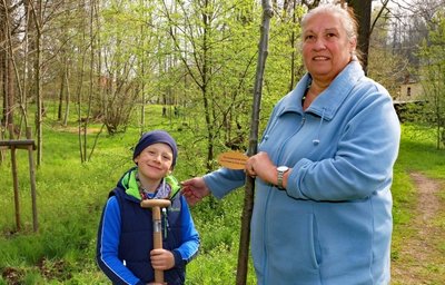 Andrea Heckel pflanzte mit ihrem Enkel Kurt im Ruppertsgrüner Park eine Eiche. 