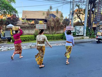 Sarongs und bunte Körbe gehören auf Bali zu "Galungan" dazu.