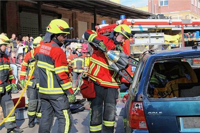 Die Freiwillige Feuerwehr Lengenfeld demonstrierte, wie mit moderner hydraulischer Rettungstechnik Menschen aus eingeklemmten Fahrzeugen befreit werden können. 