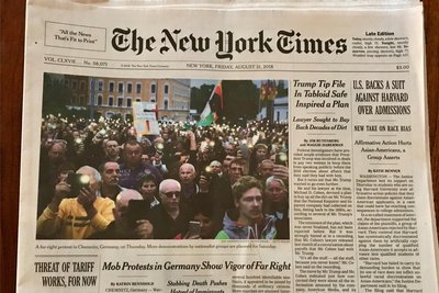 Die Zeitung „The New York Times“ berichtete am 31. August 2018 auf der Titelseite von den Aufmärschen der Rechtsradikalen in Chemnitz.
