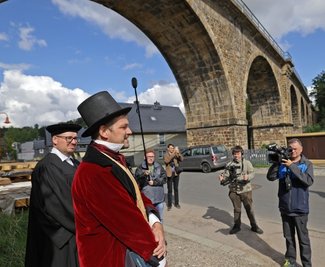 Halt am Viadukt, das als Wahrzeichen von Rödlitz gilt: Fürst Otto Viktor (alias Patrick Bochmann vom Geschichtsverein) sowie Pfarrer und Lehrer Professor Keil (alias Ortschronist Axel Höfer) geben Auskunft zur Historie.