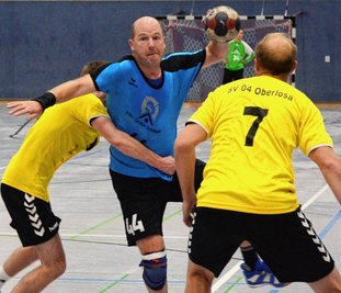 Steffen Schnabel (Mitte) wird hier bei einem Torwurf für die Handballwölfe von Niels Wöllner(links) und Rico Englert attackiert. 