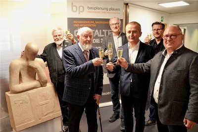 Eberhard Eisel, Rolf Magerkord, Frank Schubert, Marko Mühlbauer, Carsten Bauer und Karsten Kroll (von links) stoßen an. Die Skulptur "Der Architekt" hat einen neuen Standort gefunden.