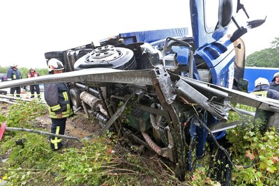 Bei einem Unfall auf der A4 ist ein Passat mit einem Lkw kollidiert, der daraufhin in die Leitplanke kippte.