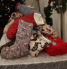 In den Socken sind Überraschungen für Kinder versteckt. 