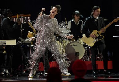 Glitzernder Auftritt: Als Preisträger sang Styles live bei den diesjährigen Grammys.