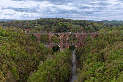 Rund rum die Elstertalbrücke finden am Samstag Wanderungen statt.