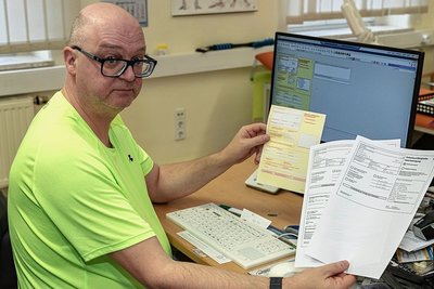 So viel Zettelkram, nämlich 2 A4-Ausdrucke, verursacht der elektronische Krankenschein noch, sagt der Auerbacher Hausarzt Steffen Heidenreich. Der gelbe Schein (links) sei da papiersparender.