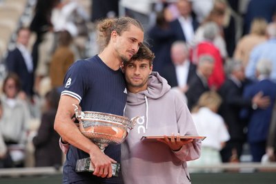 Zverev (l) tröstet Finalgegner Cobolli