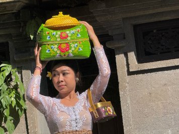 Viele Frauen balancierten bunte Flechtkörbe mit Opfergaben auf dem Kopf. 