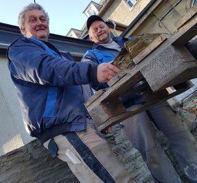 Silvio Konrad und Frank Keilig von der Firma Ehrenfels sichern die Kellerdecke über dem 1428 erstmals in der Geschichtsschreibung erwähnten Gewölbekellers des Kleingeraer Herrenhauses. Auch die nach außen sichtbare Natursteinmauer wird saniert. 