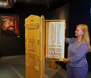 Mitarbeiterin Ruth Sasse mit der Skulptur "Unveränderliches Wort" von Tobias Michael und "El Torro I" (links) von Tilmann Röhner.
