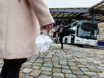 Eigentlich sind bis 7. April 2023 in Bussen und Bahnen mindestens medizinische Masken vorgeschrieben. Immer mehr Fahrgäste hätten aber keinen Schutz dabei, berichtet der Regionalverkehr Erzgebirge. 