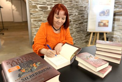 Sabine Ebert, Bestsellerautorin, hat im Pressehaus am Freiberger Obermarkt für Leserinnen und Leser ihr neuestes Buch signiert. Foto: Johanna Klix