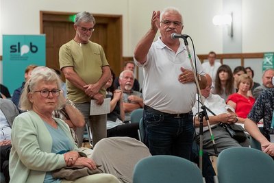 In diesem Fall folgte einer klaren Frage eine klare Antwort: AfD-Landtagsabgeordneter Ulrich Lupart wollte wissen, ob Mandatsträgerin Yvonne Magwas mit AfD-Kandidat Mathias Weiser im Bundestag zusammenarbeiten würde - eine berechtigte Frage angesichts der Chancen beider, über Liste und Direktmandat in das Gremium einzuziehen. Die CDU-Kandidatin bezog mit dem Hinweis "Überzeugungen zu haben" klare Position. 