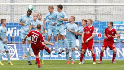 Auch bei diesem Freistoß von Unterhaching war die CFC-Abwehr um "Maskenmann" Marc Endres nicht zu überwinden.. 