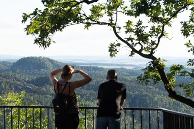 Touristen im Nationalpark Sächsische Schweiz auf dem Basteifelsen.