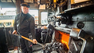 Heizer Oliver Hofmann beim Beschicken des Feuers. Rund vier Tonnen Steinkohle musste er bei der Fahrt schaufeln. 