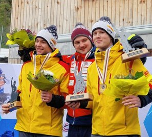 Hannes Röder (rechts) genoss die Siegerehrung bei der Junioren-WM sichtlich. Mit 16 Jahren wurde er als einer der jüngsten Starter gleich Dritter. Sieger Kaspar Rinks aus Lettland ist immerhin vier Jahre älter als der Langenchursdorfer, der auch noch Teamkamerad Marco Leger vom RRC Schliersee den Vortritt lassen musste. 