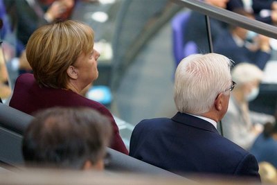 Auf einer Tribüne oberhalb des Plenarsaals hat Angela Merkel zusammen mit Bundespräsident Frank-Walter Steinmeier Platz genommen. Dieser wird der Bundeskanzlerin an diesem Dienstag später im Schloss Bellevue die Entlassungsurkunde überreichen. 