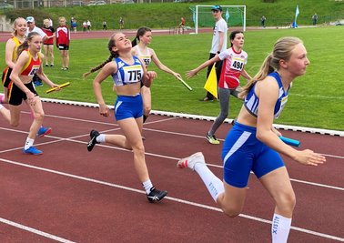 Die Mädchen-Mannschaft des SV Turbine Frankenberg belegte bei der Regionalmeisterschaft Platz 5 in der Altersklasse U 14. Im Staffellauf über 4x75 m gelang mit 42,49 Sekunden die drittbeste Zeit unter sieben Teams. Hier hat Adrienne Kunze (Startnummer 775) den Staffelstab eben an Schlussläuferin Emmy Ebert (r.) übergeben. 