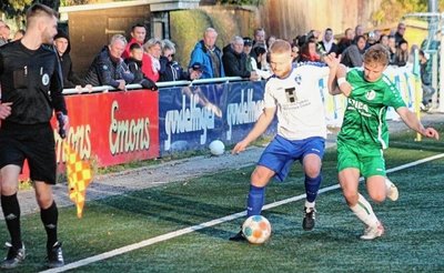 Bis zur 19. Minute führte der RFC in Reichenbrand durch das Tor von Niclas Schmelzer (am Ball) mit 1:0. 