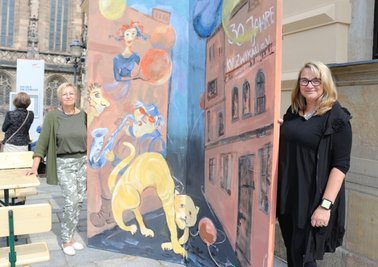 Zwickauer Künstlerinnen Petra Jäntsch (l.) und Evelyn Loew haben den Aufsteller bemalt, der in der Galerie am Domhof noch bis zum 19. September auf den "Sommersalon 2021" hinweist.