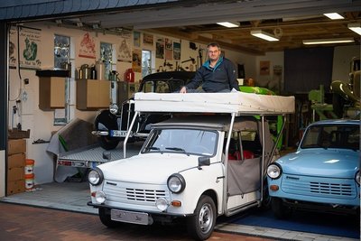 Der 1992 erstmals zugelassene Trabant 1.1 Tramp von Falk Wannhoff ist eine Rarität. Über dem Dach thront ein Zelt. Die Einzelanfertigung sei an die aus DDR-Zeiten bekannte "Pension Sachsenruh" angelehnt, sagt der 43-Jährige aus Hartmannsdorf bei Chemnitz.