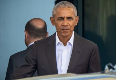 Der ehemalige US-Präsident Barack Obama (r) wird von Bundeskanzler Olaf Scholz (SPD) am Bundeskanzleramt verabschiedet.