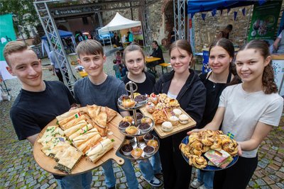Nick Anke, Louis Bober, Luise Neudel, Nelly Körner, Lydia Körner und Julika Schmidt (von links) überraschten beim Europafest in Plauen mit Spezialitäten aus verschiedenen Ländern.