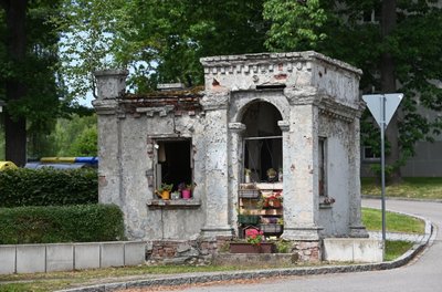 Während die meisten Gebäude der ehemaligen Artillerie-Kaserne am Adalbert-Stifter-Weg heute sanierte Wohnhäuser sind, ist das Pförtnerhaus noch eine Ruine. Anwohner haben es mit Blumenkästen geschmückt.