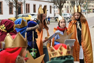 Kinder und Jugendliche der katholischen Gemeinde, aber auch evangelischen Glaubens, sammelten am 7. Januar in Rochlitz Spenden.