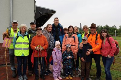 Auch speziell für Kinder gab es geführte Wanderungen. Hier im Bild die Wandergruppe um Falk Weyhe (links).
