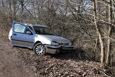 Der Fahrer war an einer Kleingartenanlage mit seinem Auto gegen einen Baum geprallt.