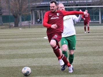 Durchgesetzt: Der TSV Flöha, hier mit Markus Zamzelli (l.), feierte im ersten Test gegen den FSV Klaffenbach einen 1:0-Erfolg. 