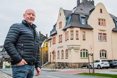 Ulf Lange hat seinen Arbeitsplatz im Auerbacher Rathaus - das zugleich eines der Problemgebäude hinsichtlich des Energieverbrauchs ist. 