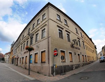 <p class="artikelinhalt">Das seit mehr als 15 Jahren leer stehende frühere Hotel "Zum Ross" am Markt in Frankenberg soll nun saniert werden. Der Stadtrat dem Vorhaben der Verwaltung bereits zugestimmt, eine Baugenehmigung soll nun beantragt werden. </p>