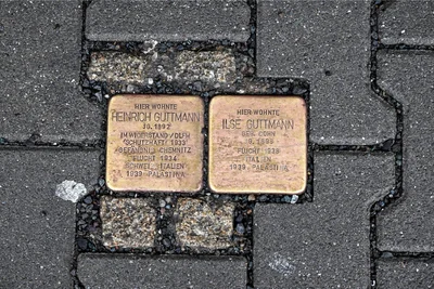 Als Schüler engagierte sich Alexander Tsyterer mit Mitschülern für das Verlegen von Stolpersteinen wie diesen für die Familie Guttmann an der Theaterstraße.