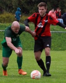 Jakob Pieles (links) war im Spiel gegen Lok Zwickau Antreiber und Torschütze für die Mühltroffer.