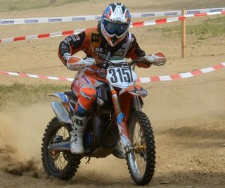 Motorsportlich groß geworden ist der Grünberger Niklas Gräßler im Enduro-Jugend-Cup. Jetzt startet der 20-Jährige im Sächsischen Offroadcup und führt in der Klasse 4 der Sportfahrer C das Klassement an. 