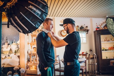 Vorbereitungen für den Filmdreh: Niklas Kriegel (links) mit Filmemacher Maik Dietel.