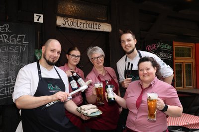 Die Köhlerhütte Fürstenbrunn ist für den Männertag vorbereitet - im Bild Chefin Katrin Schmidt (Mitte) mit ihrem Team bestehend aus Felix Petzold, Yulia Klecha, Phil Schröter und Vladimira Mala (von links).
