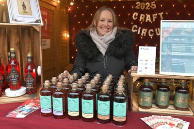 Mandy Kretschmer ist Händlerin auf dem Freiberger Christmarkt und verkauft besondere Spirituosen. Zahlen kann man aber nur digital.